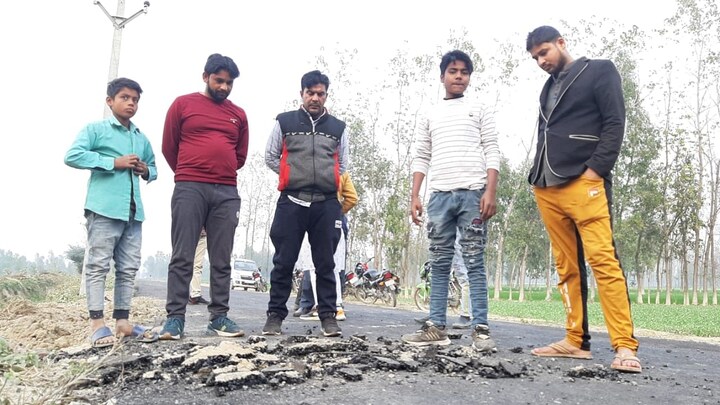 रामपुर: हाथ से खींचो तो उखड़ जाती है, ठोकर मारो तो टूट जाती है, हालिया बनी सड़क का ये हाल! UP Tak