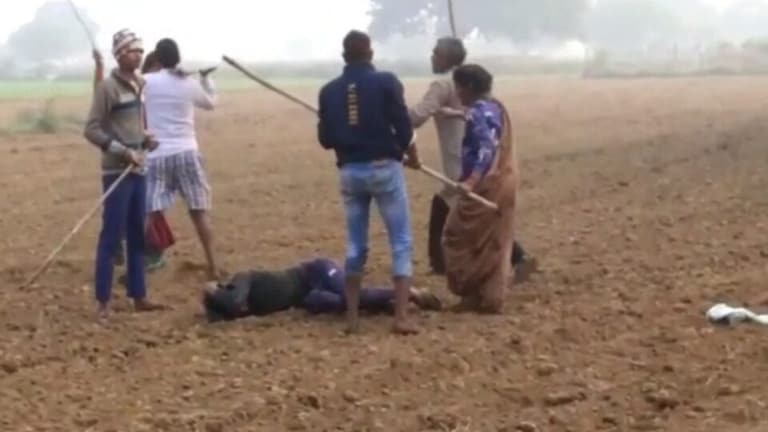 बांदा: लकड़ी हटाने के विवाद पर परिवार में खूनी संघर्ष, जमकर चले लाठी-डंडे, 6 घायल UP Tak
