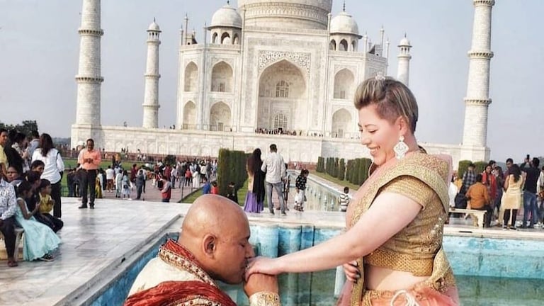 आगरा: मोहब्बत के ताज पर मैक्सिकन कपल ने खाई एक साथ जीने-मरने की कसमें, इस तरह किया इजहार UP Tak