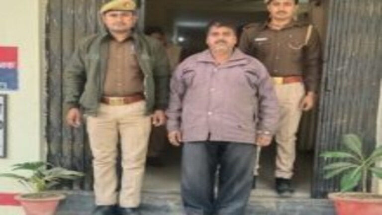 कौशांबी: युवती के पास पिता- पुत्र भेजते थे अश्लील मैसेज, करते थे ब्लैकमेल, अब हुए गिरफ्तार UP Tak
