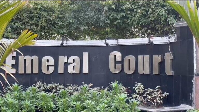 नोएडा की इस सोसाइटी ने जारी किया अजीबोगरीब फरमान, बैचलर्स को दिया फ्लैट खाली करने का आदेश UP Tak