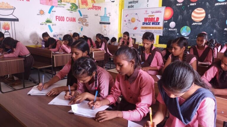 गोरखपुर: सरकारी स्कूलों में आधा सत्र बीता पर नहीं मिली किताबें, एक लाख बच्चों को इंतजार UP Tak