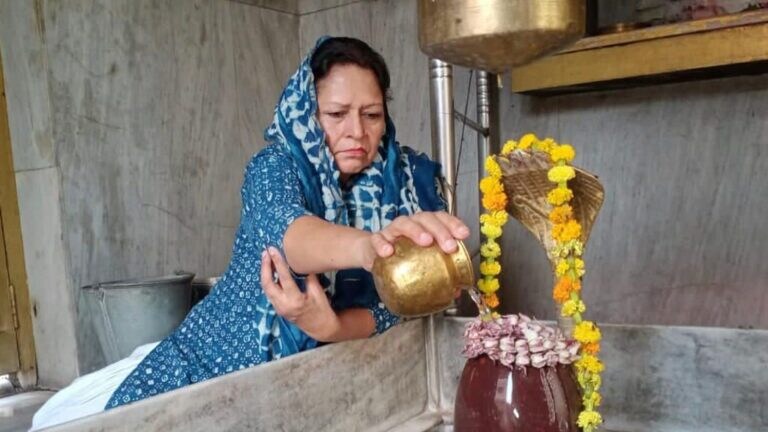 वाराणसी: मुस्लिम महिला ने सपने में पाए भगवान शिव, फिर बदल गई पूरी जिंदगी UP Tak