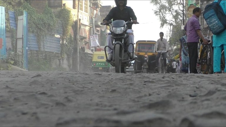 UP की सड़कों का रिएलिटी चेक: ‘यह सड़क 2013 से ही है बेहाल’, PM के क्षेत्र वाराणसी का हाल UP Tak