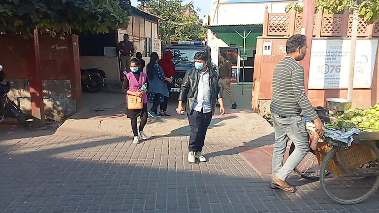 आगरा: नाबालिग से देह व्यापार कराए जाने की सूचना पर पुलिस ने मारा छापा, ये सच पता चला UP Tak