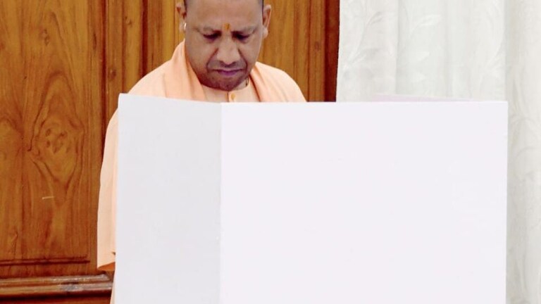 तस्वीरें: लखनऊ में CM योगी ने राष्ट्रपति चुनाव के लिए विधान भवन में किया मतदान UP Tak