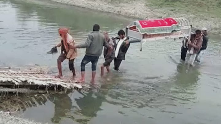 प्रतापगढ़: अंतिम यात्रा की राह नहीं आसान, बांस के टूटे पुल से ले जानी पड़ी शवयात्रा UP Tak
