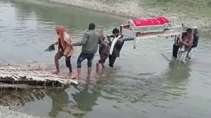 प्रतापगढ़: अंतिम यात्रा की राह नहीं आसान, बांस के टूटे पुल से ले जानी पड़ी शवयात्रा UP Tak