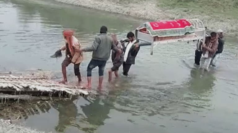 प्रतापगढ़: अंतिम यात्रा की राह नहीं आसान, बांस के टूटे पुल से ले जानी पड़ी शवयात्रा UP Tak