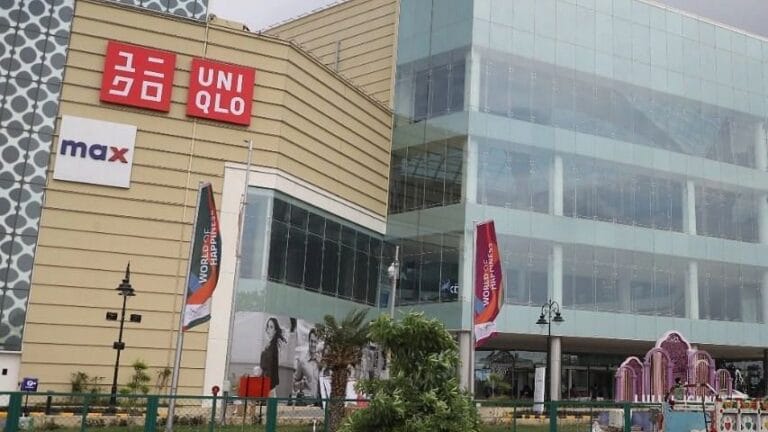 लखनऊ: LULU Mall में नमाज और हनुमान चालीसा के बवाल के बीच DCP साउथ और थाना इंचार्ज हटाए गए UP Tak