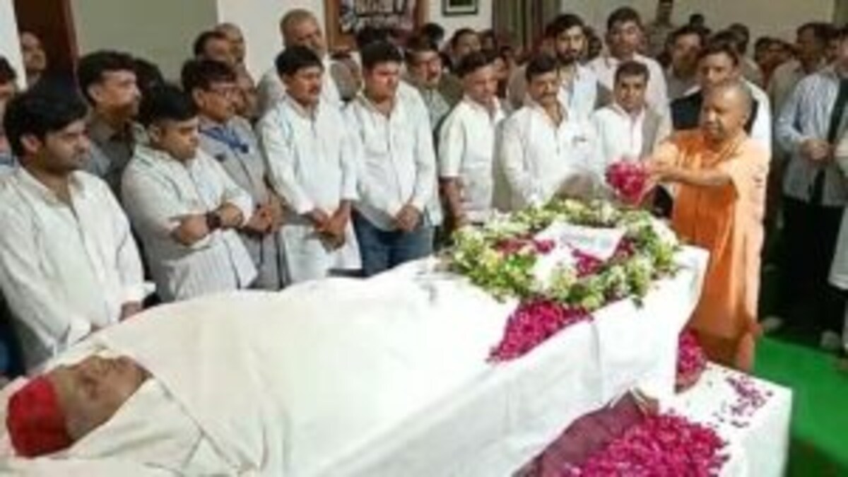 सीएम योगी आदित्यनाथ ने हाथ जोड़ मुलायम सिंह को किया अंतिम प्रणाम, फिर अखिलेश से की बात UP Tak