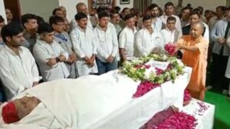 सीएम योगी आदित्यनाथ ने हाथ जोड़ मुलायम सिंह को किया अंतिम प्रणाम, फिर अखिलेश से की बात UPTak