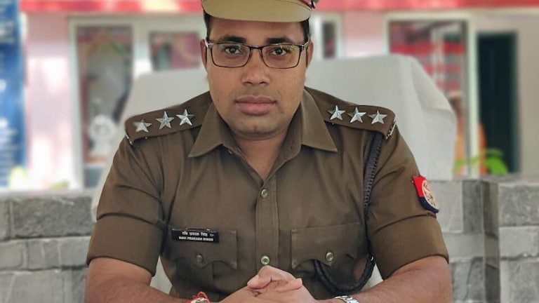 इनाम में मिले थे रुपये, हमीरपुर के डिप्टी SP रवि प्रकाश ने गरीब बच्चियों के नाम करा दी FD UP Tak