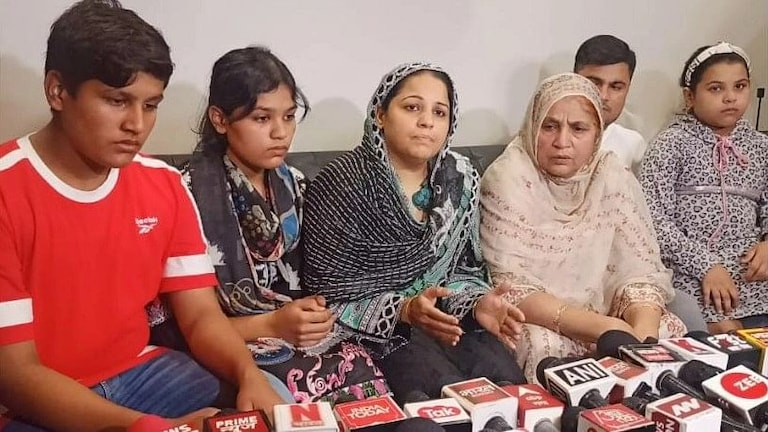 सपा विधायक इरफान सोलंकी की मां और पत्नी ने सीएम योगी से लगाई गुहार, कहा- न्याय की उम्मीद UPTak