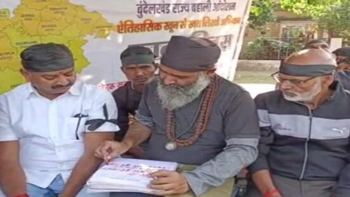 हाथों से खून निकलवाकर बुंदेलियों ने PM मोदी को 29वीं बार पत्र लिख की ये मांग, जानें मामला UP Tak