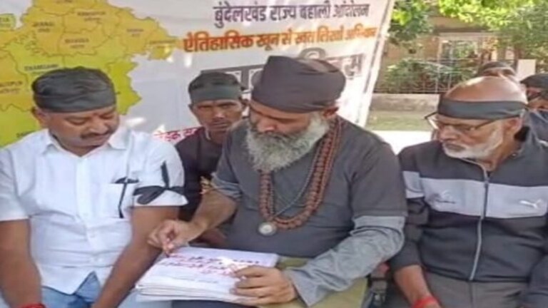 हाथों से खून निकलवाकर बुंदेलियों ने PM मोदी को 29वीं बार पत्र लिख की ये मांग, जानें मामला UP Tak