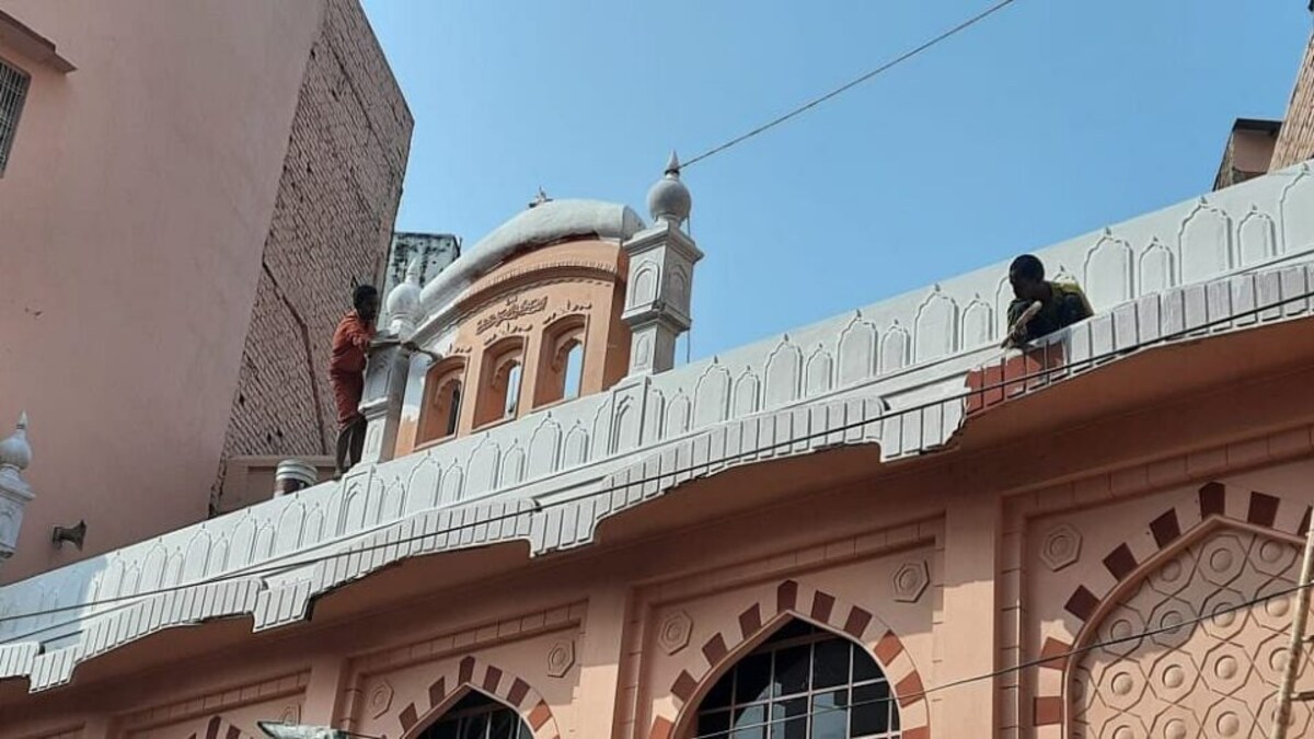 वाराणसी: पहले मस्जिद को रंगा ‘गेरुआ’ रंग में, विरोध हुआ, तो फिर सफेद करने में जुटा प्रशासन UP Tak