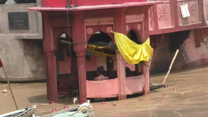 वाराणसी: गंगा में समा गया महाश्मशान, नाव से ले जा रहे शव, ऐसे दे रहे अर्थी को कंधा, देखें UP Tak