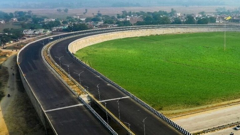 पूर्वांचल एक्सप्रेसवे में 15 फीट का गड्ढा देखा क्या? PM मोदी ने किया था इसका उद्घाटन UP Tak