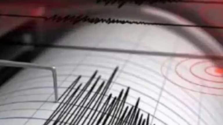 Earthquake in Delhi-NCR: यूपी में जोर से हिली धरती, घर और दफ्तर से बाहर निकले लोग UPTak