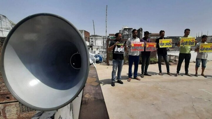 वाराणसी: अजान-आरती विवाद के बीच लाउडस्पीकर पर बजाया ‘महंगाई डायन’, बोले- यही असल मुद्दा UP Tak