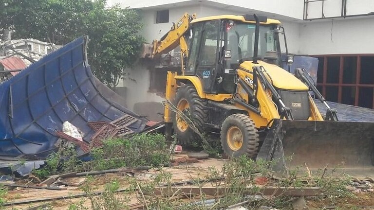 बरेली: दो मंजिला होटल पर बुल्डोजर चलने के बाद AIMIM नेता ने कहा- मुस्लिम होने की मिली सजा UP Tak