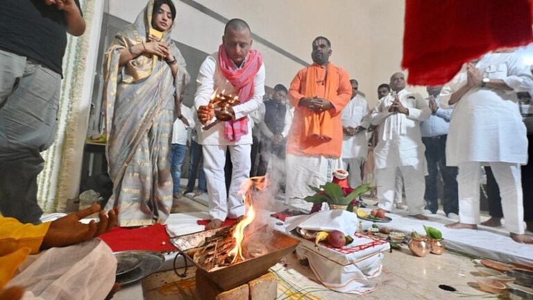 मुलायम सिंह का शांति हवन: पत्नी डिंपल संग अखिलेश ने ब्राह्मणों को अपने हाथों से परोसा भोजन UPTak