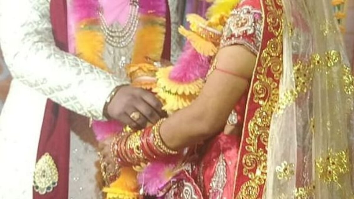 रामपुर: पत्नी को प्रेमी के यहां छोड़ आया पति, दहेज लौटाने से किया इनकार, जानें अनोखी कहानी UP Tak
