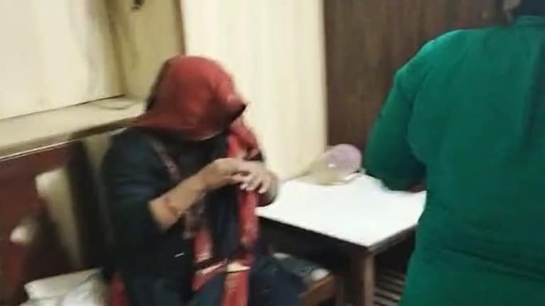 आगरा: पत्नी ने पति को गर्लफ्रेंड के साथ होटल में पकड़ लिया, दोनों बोले- आज माफ कर दो UP Tak