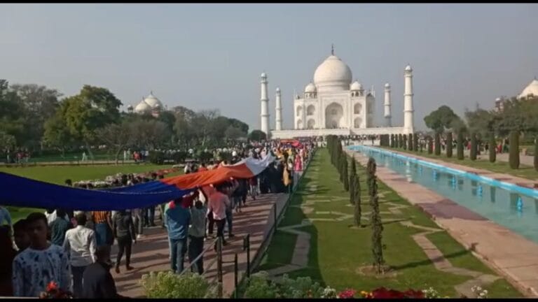 आगरा: ताजमहल में शाहजहां के 368वें उर्स के आखिरी दिन अदा की गई चादरपोशी की रस्म UP Tak