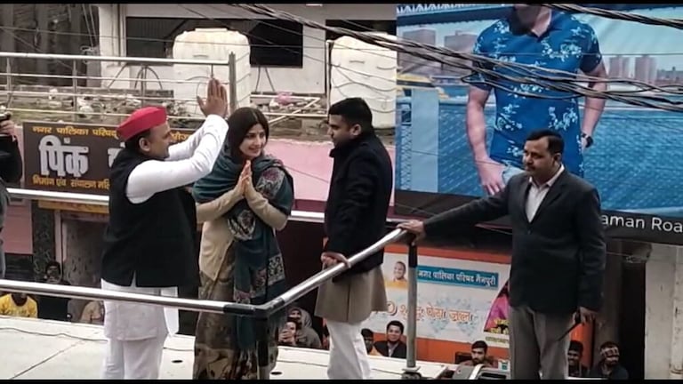 मैनपुरी: बाजार में पत्नी डिंपल यादव के संग अखिलेश ने भुने आलू और चाट का उठाया लुत्फ UP Tak