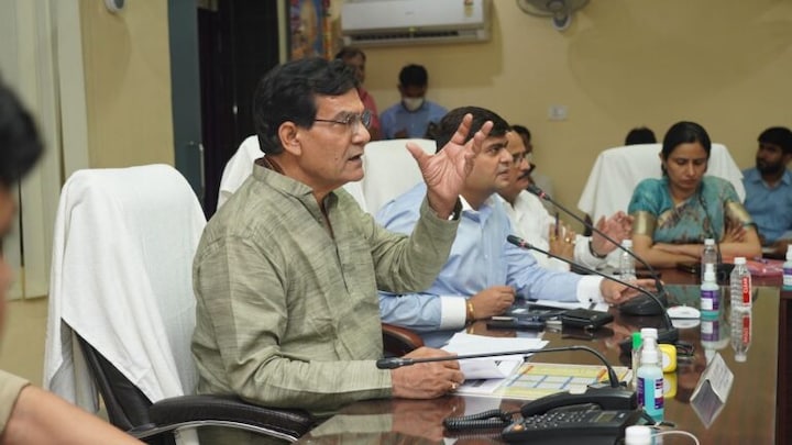 रिश्वतखोरी पर एक्शन, बिजली विभाग के 2 बड़े अफसर नपे, ऊर्जा मंत्री के निर्देश पर सस्पेंड UP Tak