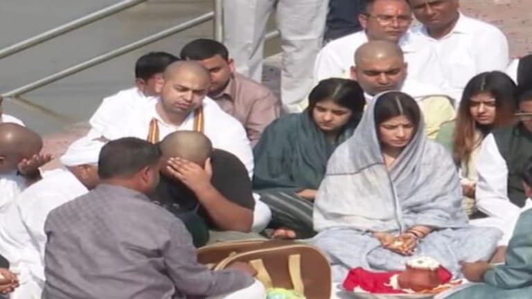 नेताजी का अस्थि विसर्जन: पत्नी डिंपल के साथ धार्मिक क्रियाओं में शामिल हुए अखिलेश UPTak