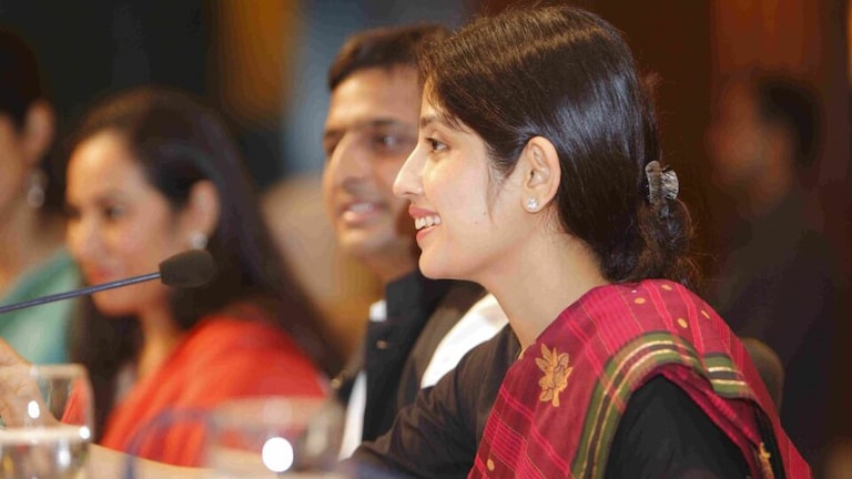 किसी फिल्मी कहानी से कम नहीं है अखिलेश यादव और डिंपल की लव स्टोरी, जानें अनसुने किस्से UP Tak
