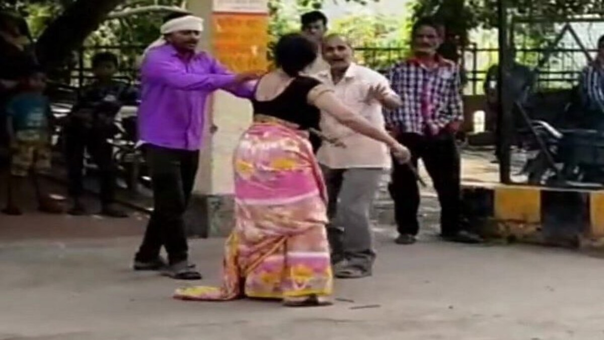 इटावा: अस्पताल के बाहर ससुर ने दी गाली तो बहू ने आपा खोया, मारपीट का Video वायरल UP Tak