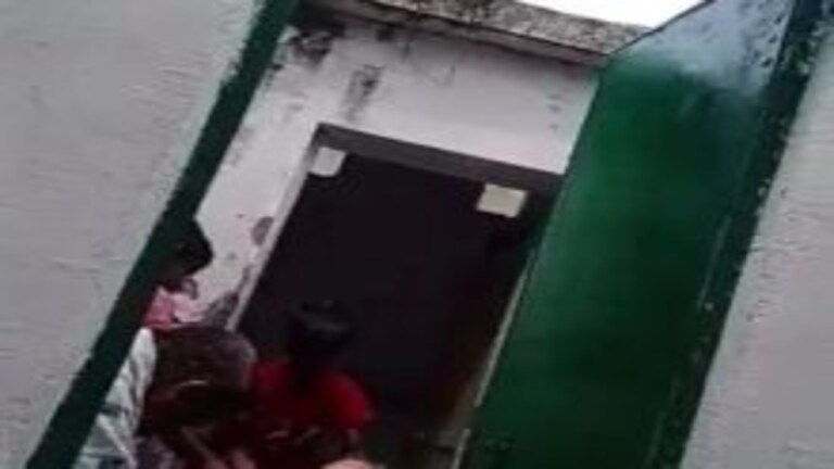 बलिया: सरकारी स्कूल का वीडियो वायरल, एक शख्स बच्चों से टॉयलेट की करा रहा सफाई, देखें UP Tak