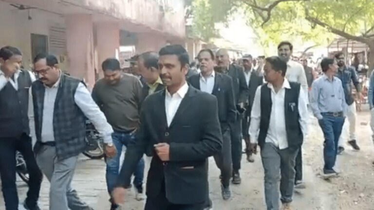 महोबा: साथी के चालान होने से नाराज हुए वकील, पुलिसकर्मियों को रोककर करने लगे वाहन चेकिंग UP Tak