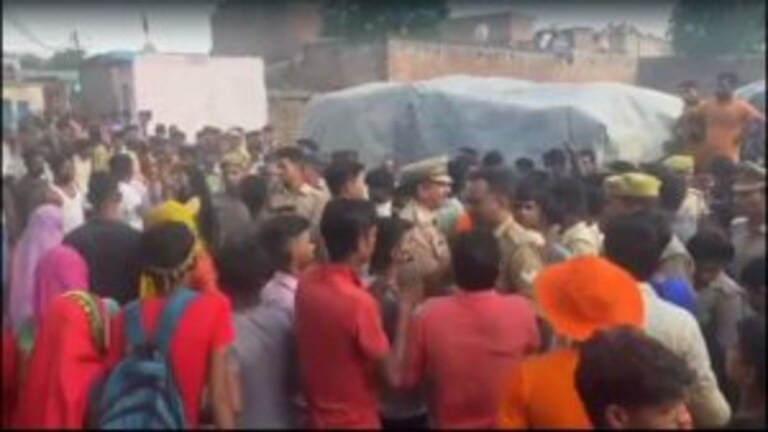 बरेली में कांवड़ियों पर गंदा पानी फेंकने, डीजे बजाने पर विवाद के बाद 6 लोग हिरासत में UP Tak