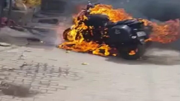 नोएडा: पुलिस की चलती मोटरसायकिल में लगी आग, कांस्टेबल और होमगार्ड ने कूदकर बचाई जान UP Tak