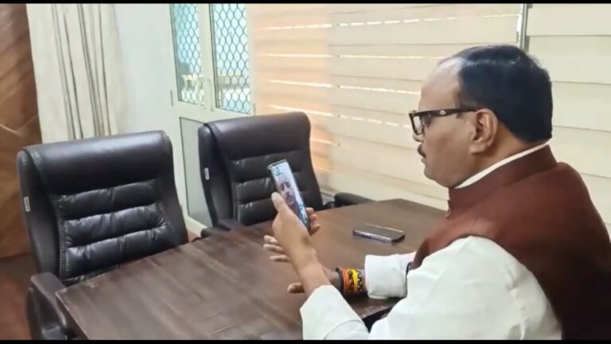 कानपुर: जलकर मरने वाली महिला के बेटे से वीडियो कॉल पर बोले डिप्टी CM पाठक, ‘हम बहुत दुखी’ UP Tak