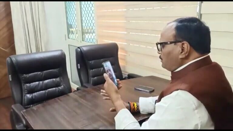 कानपुर: जलकर मरने वाली महिला के बेटे से वीडियो कॉल पर बोले डिप्टी CM पाठक, ‘हम बहुत दुखी’ UPTak