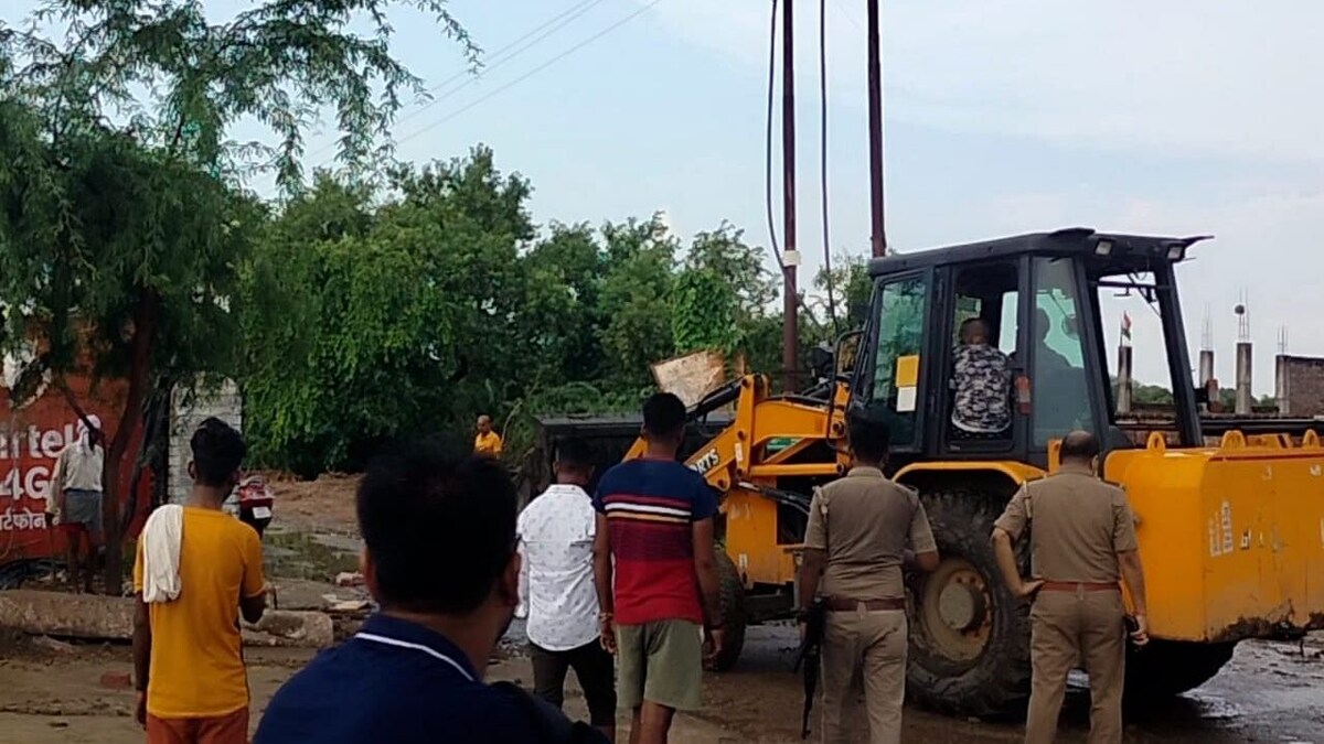 हमीरपुर: लड़की को निर्वस्त्र कर अश्लीलता के मामले में गरजा बुल्डोजर, तोड़ी गईं दुकानें UP Tak
