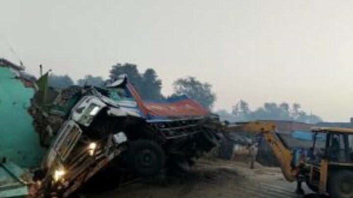 महोबा में रफ्तार का कहर, हाईवे पर मस्जिद में घुसा कंटेनर पलटा, चालक की मौत, 35 भैंसें मरीं UP Tak