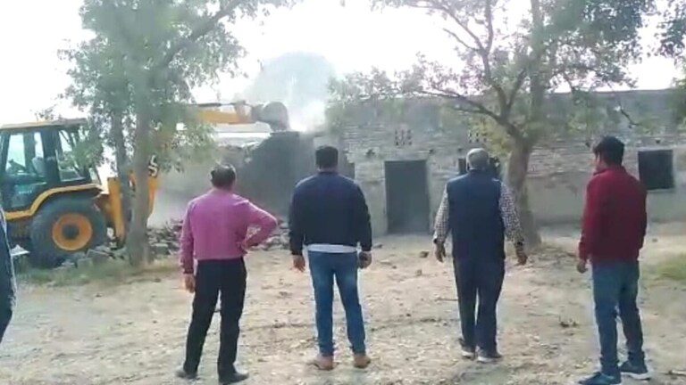 कन्नौज में गरजा बाबा का बुलडोजर: प्रशासन ने ढहाया सपा नेता का स्कूल, 34 साल से था कब्जा UP Tak