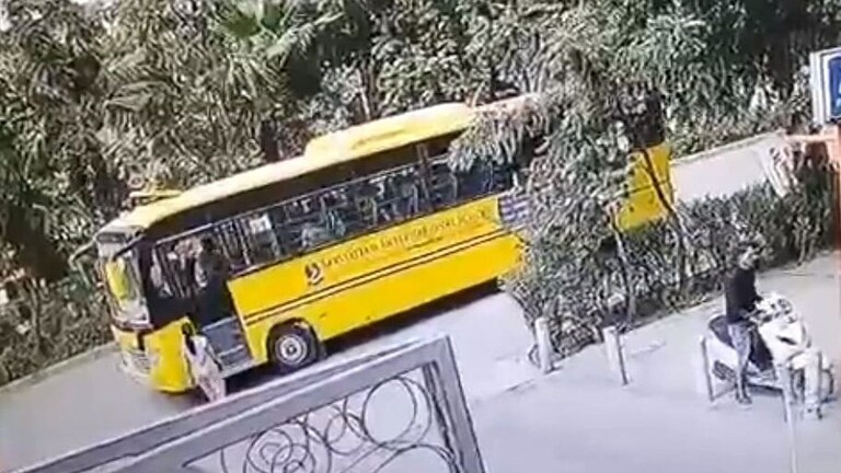 गाजियाबाद: गार्ड के सामने सोसायटी के गेट पर महिला का चेन छीनकर भागे स्नैचर, CCTV आया सामने UP Tak