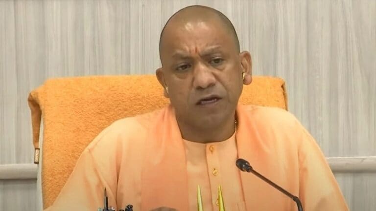 यूपी में कोरोना वायरस को लेकर सीएम योगी ने की बैठक, अधिकारियों को दिए ये निर्देश UP Tak