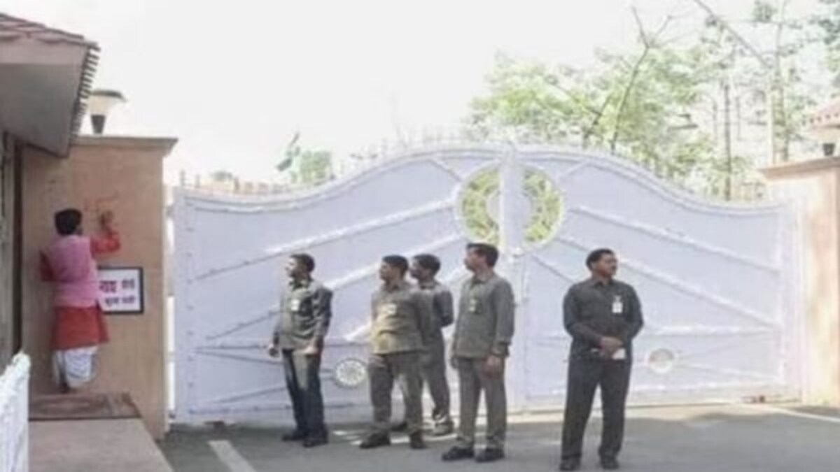 लखनऊ: इन्वेस्टर्स समिट से पहले सीएम आवास से फूल के 100 गमलों की हुई चोरी UP Tak