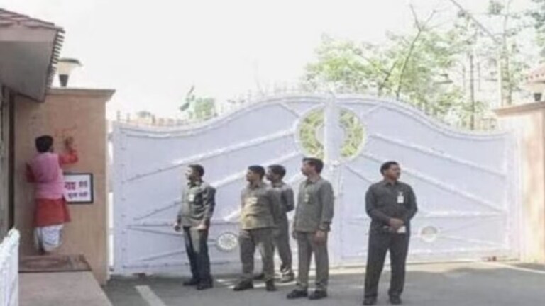 लखनऊ: इन्वेस्टर्स समिट से पहले सीएम आवास से फूल के 100 गमलों की हुई चोरी UP Tak