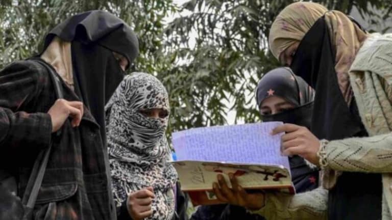 मदरसों में कम्प्यूटर लैब और स्कॉलरशिप…योगी सरकार ने मुस्लिम छात्रों के लिए बजट में खोला पिटारा Students at Aligarh Muslim University (11)