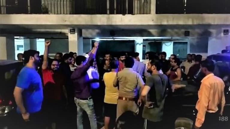 श्रीकांत त्यागी के पक्ष में नोएडा में महापंचायत, वहीं ओमेक्स सोसायटी में मौन व्रत कर विरोध UP Tak